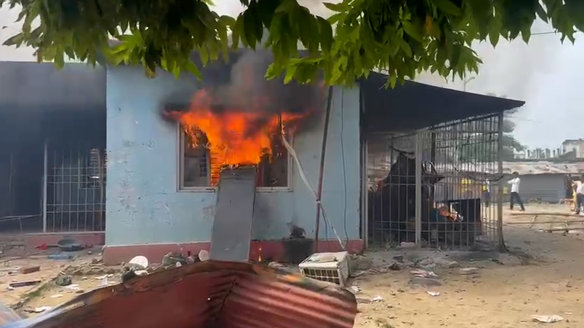 सिरहामा प्रहरी कार्यालयमा आगजनी