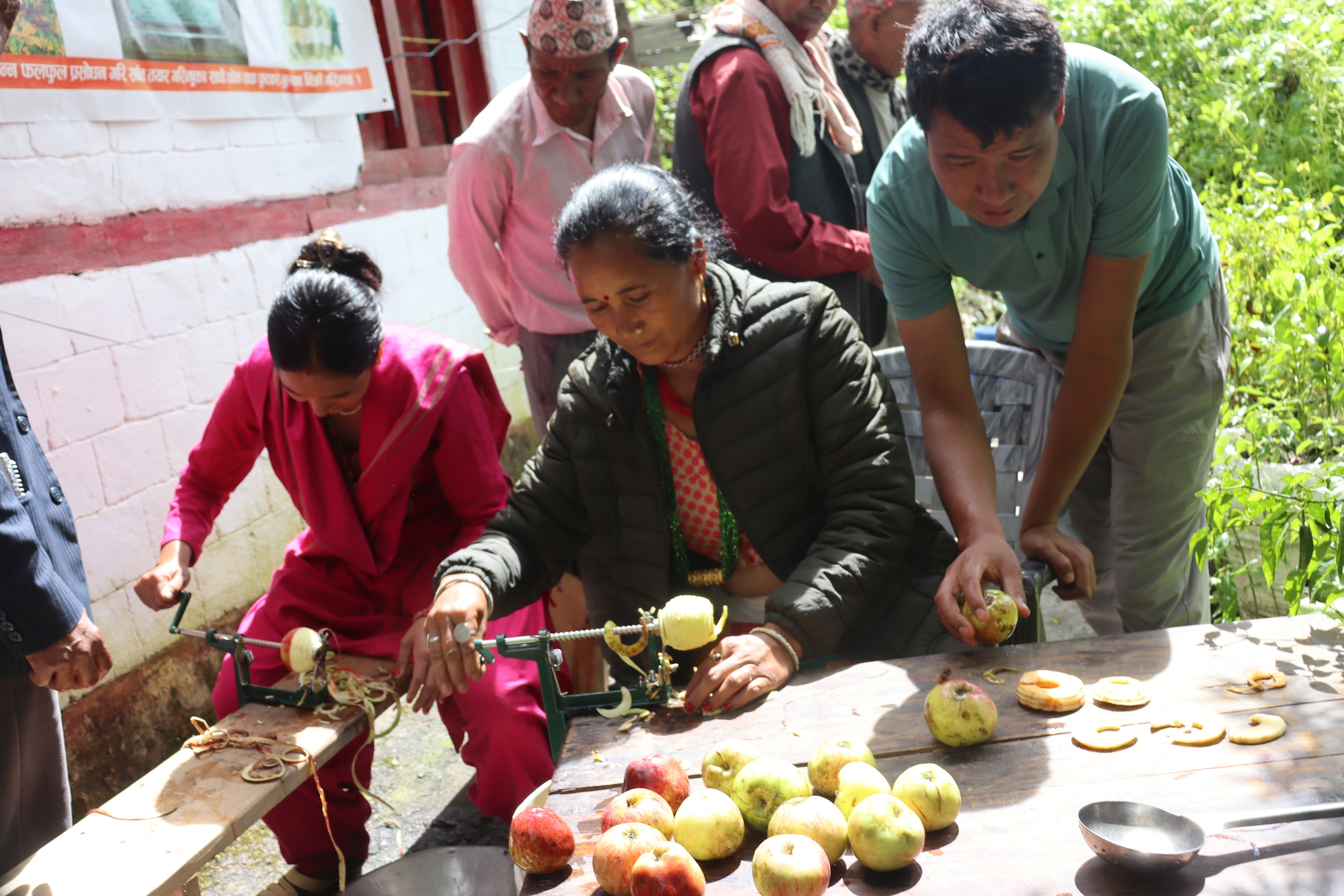 स्याउबाट जाम, जेली, जुस बनाएर आम्दानी गर्न सिक्दै मुगुका किसान