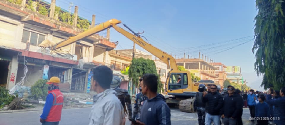 सडक विस्तार गर्न हेटौंडामा बिहानैदेखि डोजर