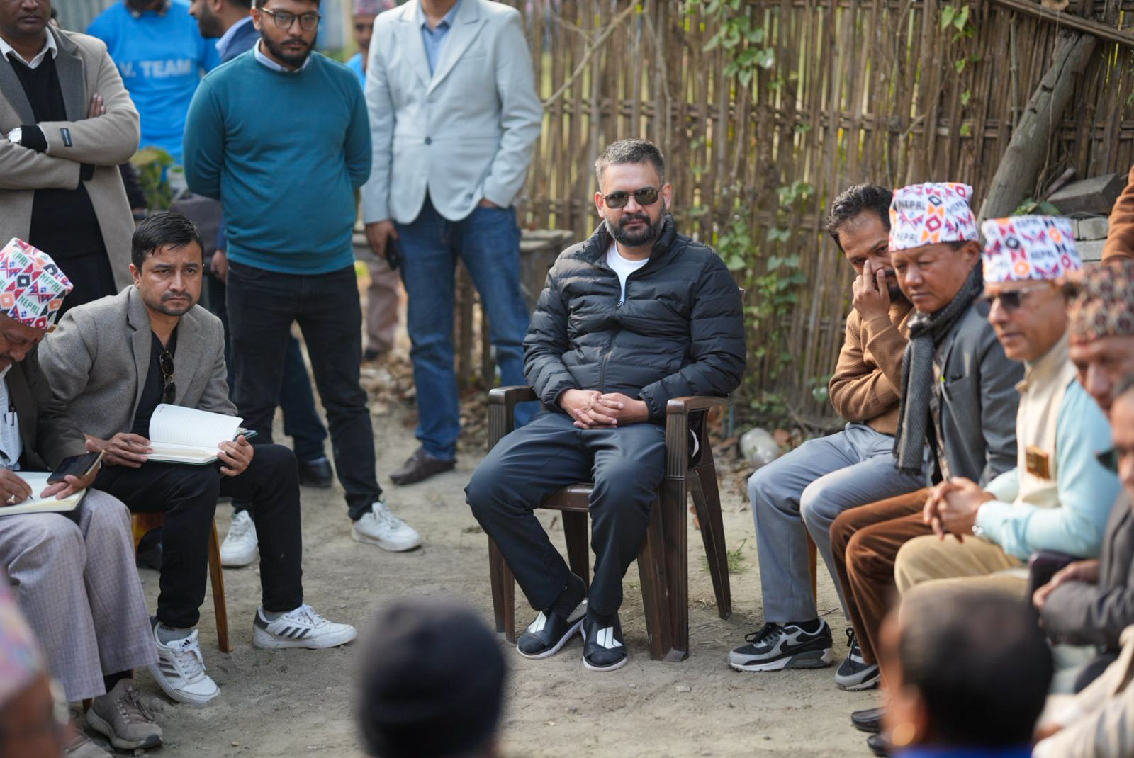 झापाका स्थानीय समस्याबारे जनप्रतिनिधिसँग बालेनको छलफल