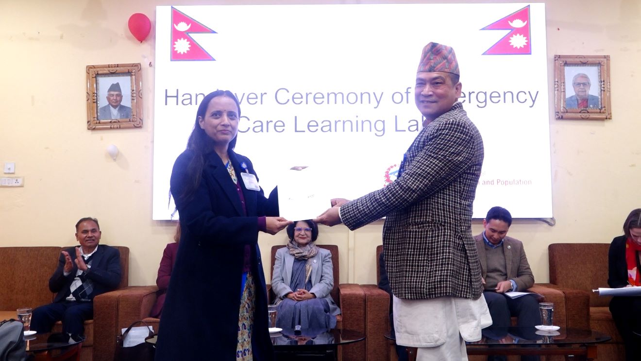 लेर्डल ग्लोबल हेल्थ द्वारा सरकारलाई आपतकालीन हेरचाह लर्निङ ल्याब किट हस्तान्तरण