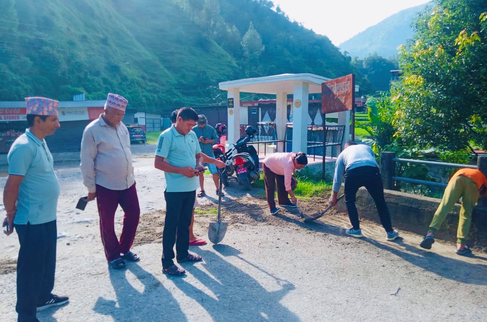 सार्वजनिक स्थल सफाइ अभियानमा जुटे स्थानीयवासी