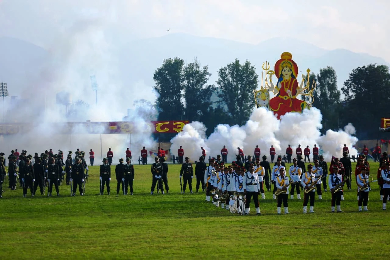 सैनिक मञ्च टुँडिखेलमा फूलपाती बढाइँ (तस्बिरहरू)