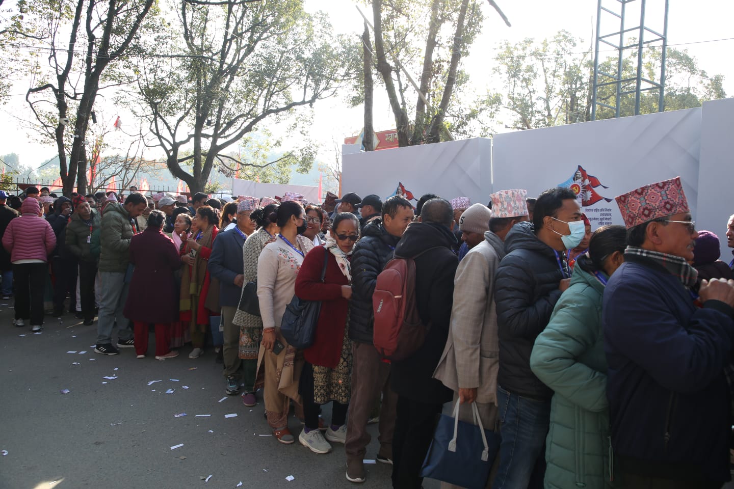 एमाले महाधिवेशन : मतदानका लागि लाइनमा प्रतिनिधिहरू (तस्बिरहरू)