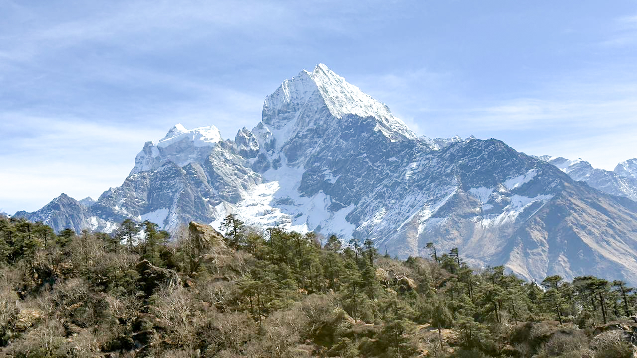 सोलुखुम्बुको स्यङ्बोछेबाट देखिने हिमाल र खुम्जुङ गाउँ (फोटोफिचर)