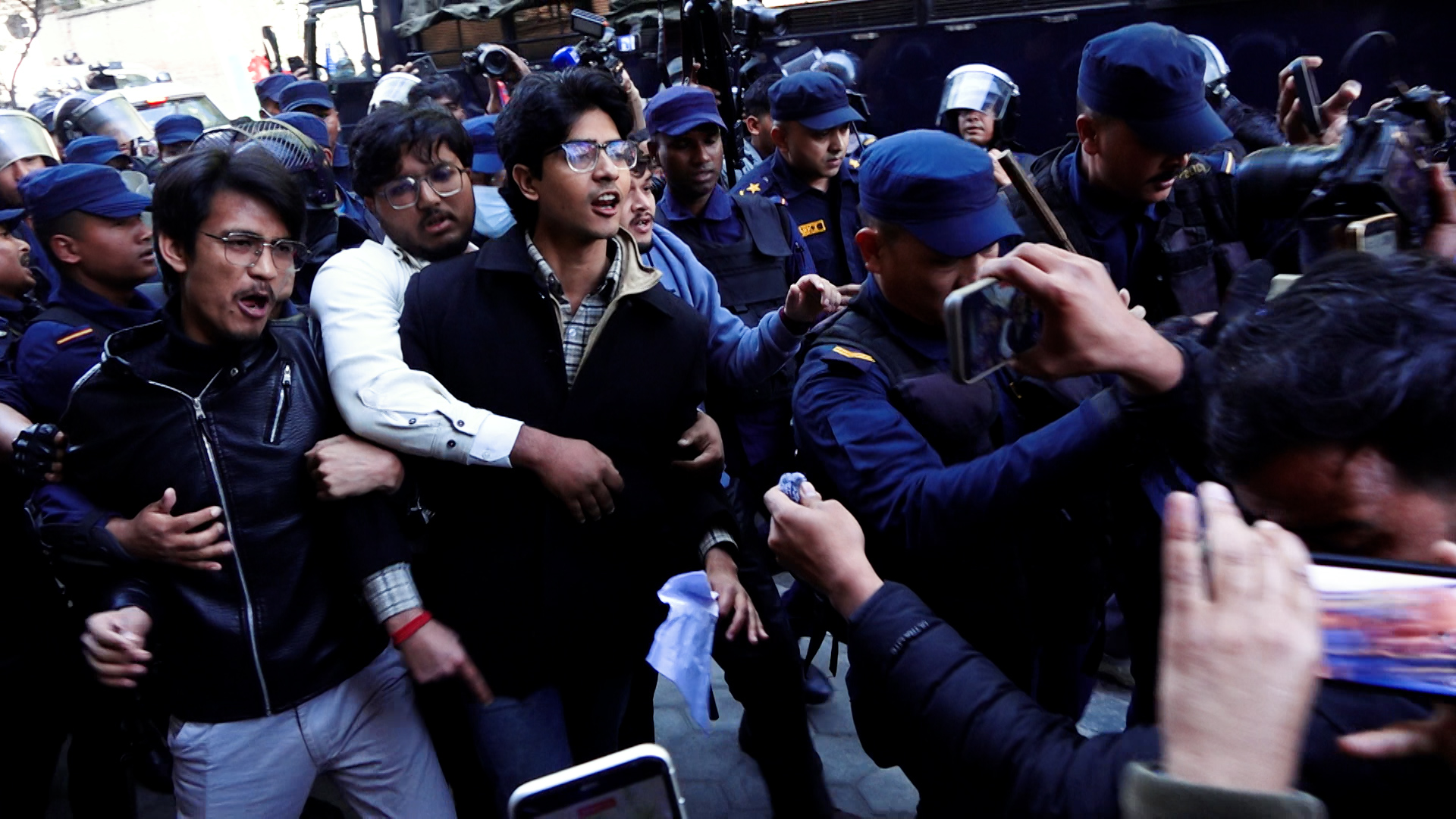 सिंहदरबार छिर्न खोजेका जेनजीलाई प्रहरीले रोक्यो