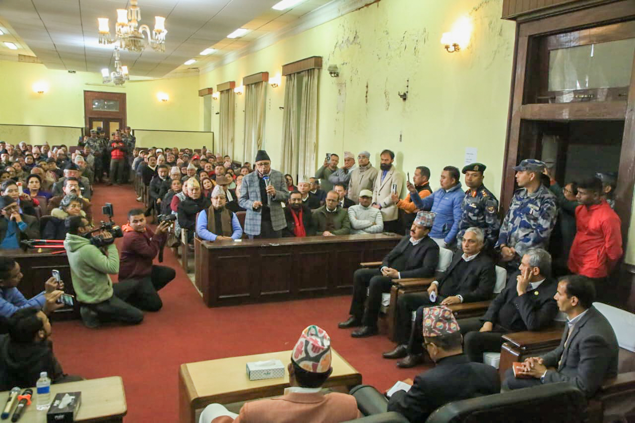 आधिकारिकता दाबी गर्दै कांग्रेस कार्यवाहक सभापतिसहितका नेता निर्वाचन आयोगमा (तस्बिरहरू)