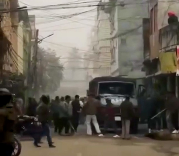 वीरगञ्जको आदर्शनगरमा सुरक्षाकर्मी र व्यापारीबीच झडप : एक सशस्त्र प्रहरी घाइते, गोदाममा छापा