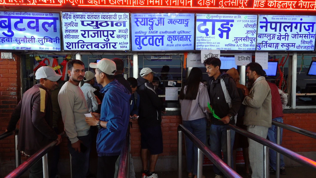 दशैंका लागि राजधानी खाली हुँदै: बसपार्क र नाकामा यात्रुको चहलपहल (तस्बिर)