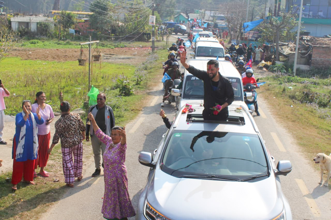 चितवनमा रवि लामिछानेको घरदैलो (तस्बिर)