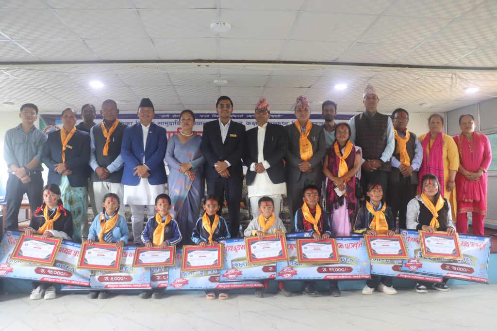 भोजपुरको पौवादुङमामा उत्कृष्ट विद्यार्थी र विद्यालय पुरस्कृत