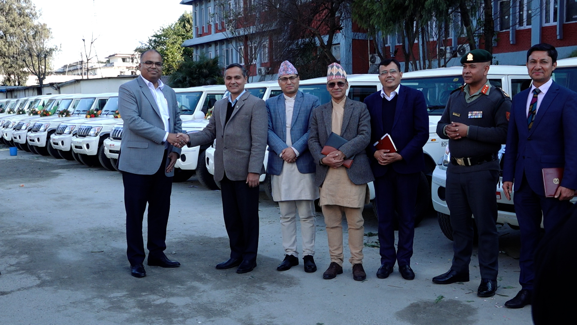 निर्वाचनको लागि भारत सरकारद्वार ६१ वटा गाडी हस्तान्तरण