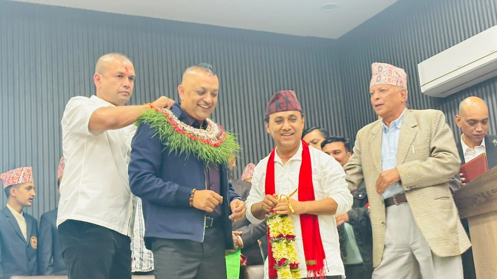गगन थापाले लिए सभापतिको शपथ (तस्बिरहरु)