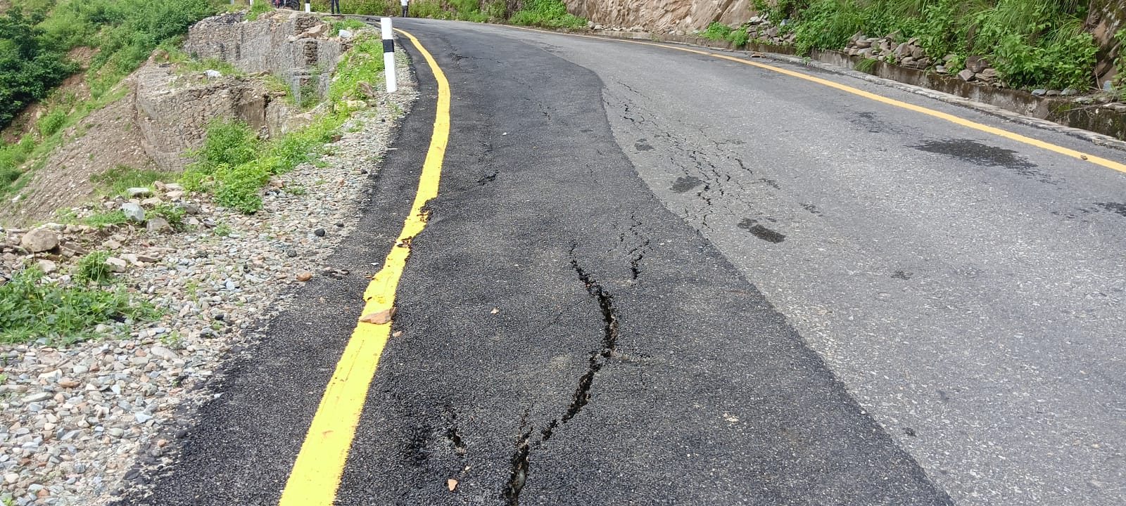 तिल्पुङ-धोबी सडक निर्माण नसकिँदै भत्कियो, कमसल काम गरेर भुक्तानी लिइयो