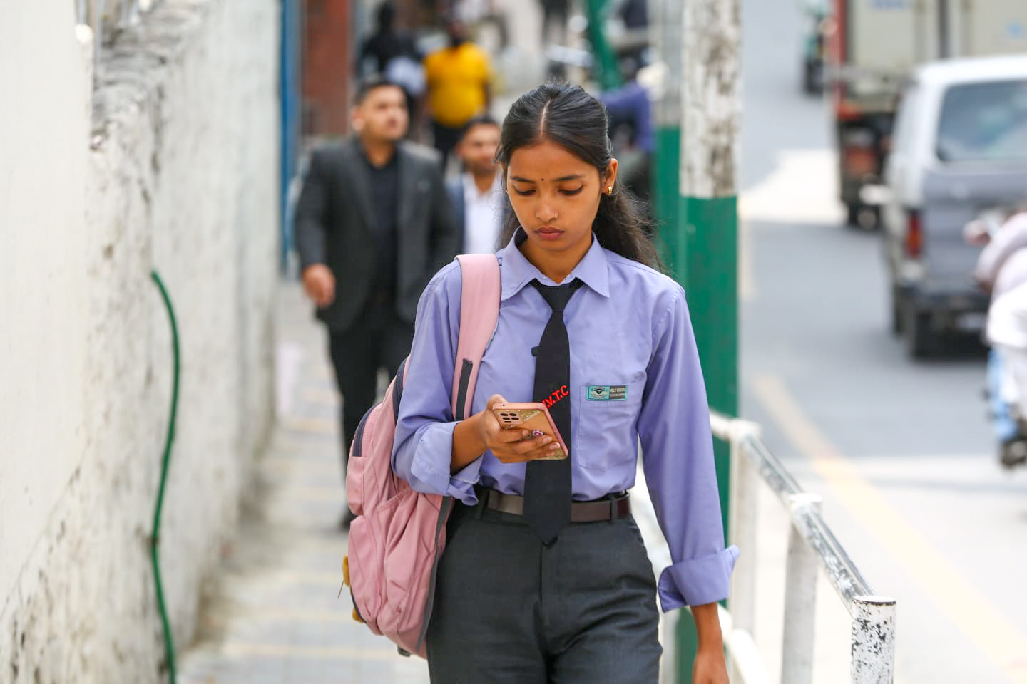 मानिसभन्दा मोबाइल नजिक, दैनिक जीवनमा बढ्दो डिजिटल व्यस्तता (तस्विरसहित)