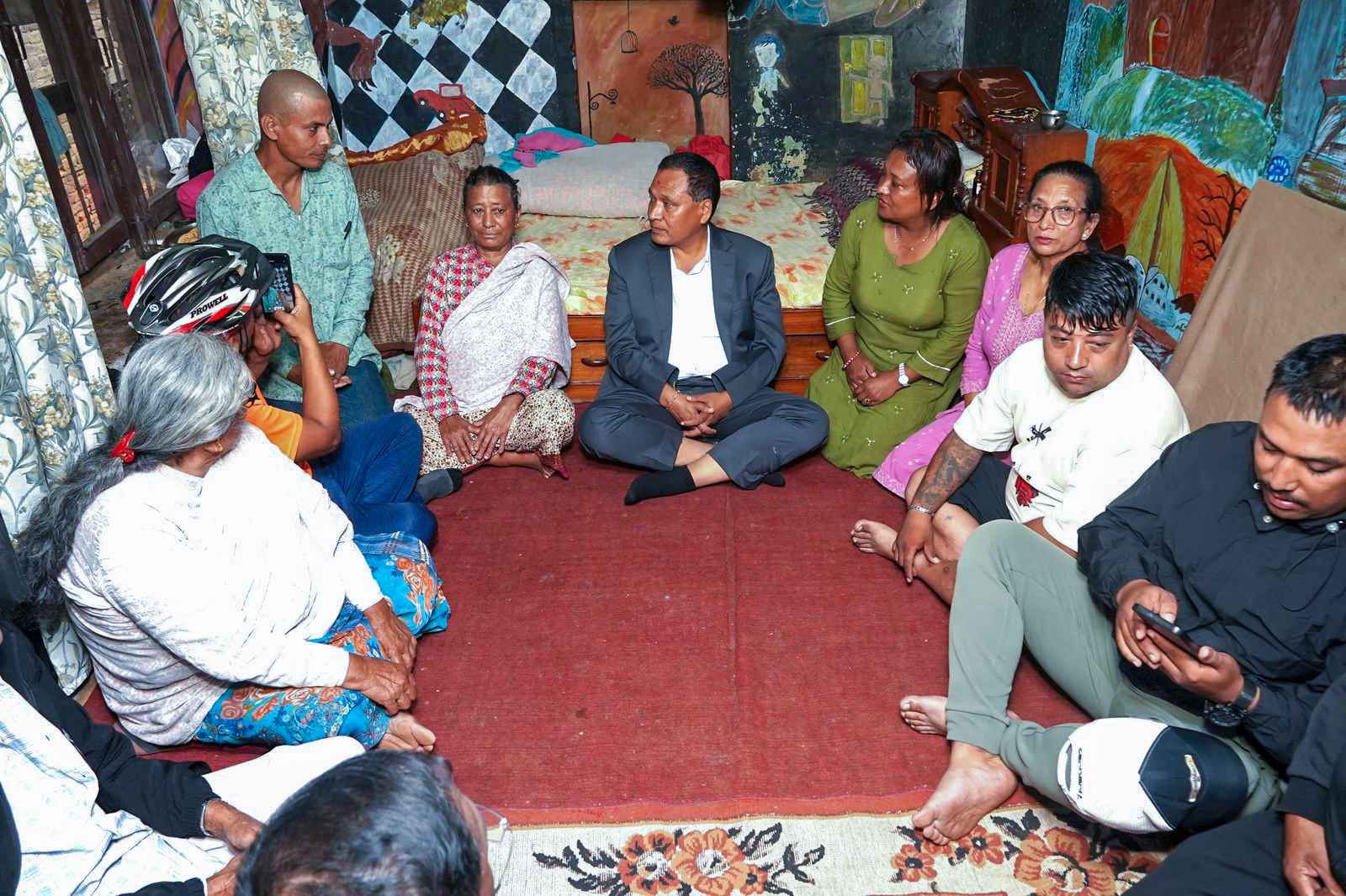 शहीद विनोद महर्जनको घरमा मन्त्री घिसिङ