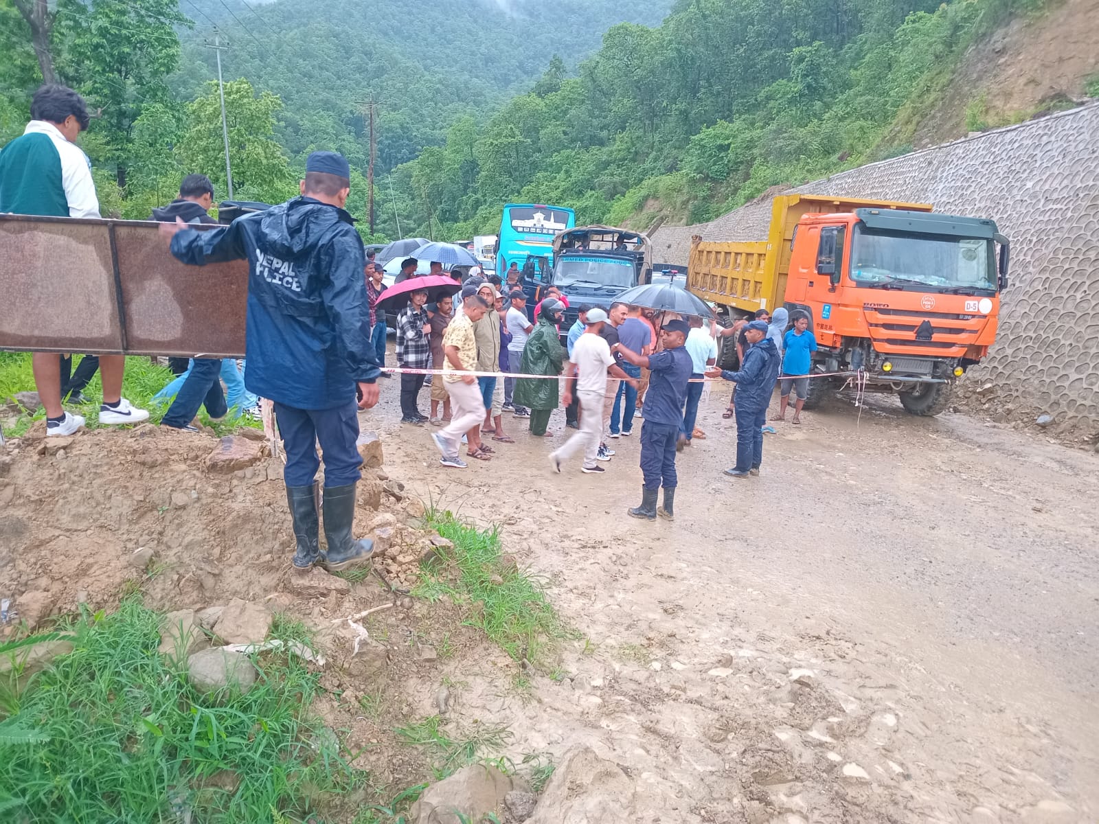 दाउन्नेमा बाटो भासिँदा नारायणघाट-बुटवल सडक खण्ड बन्द
