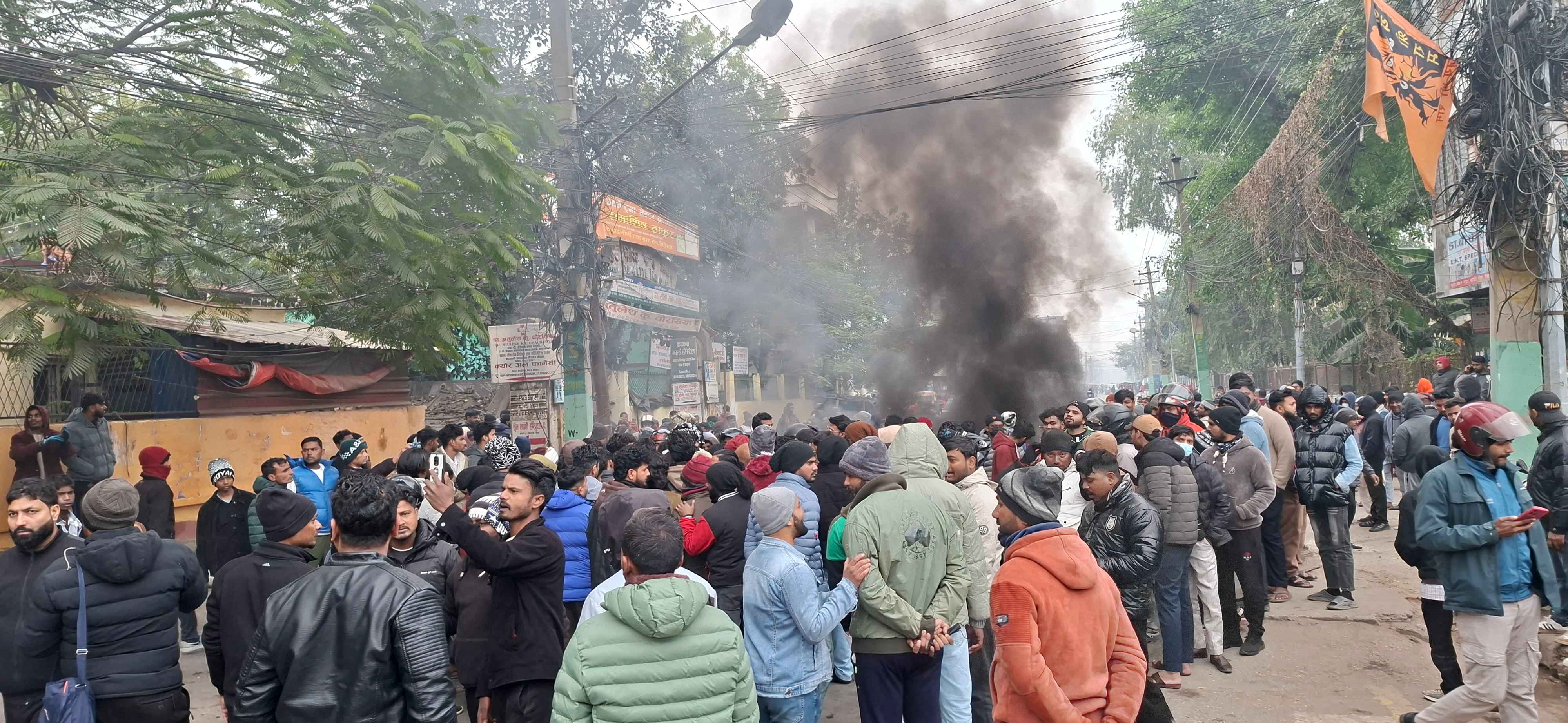 धनुषा घटनाको विरोधमा वीरगन्जमा तनाव, प्रहरीद्वारा अश्रु ग्यास प्रहार