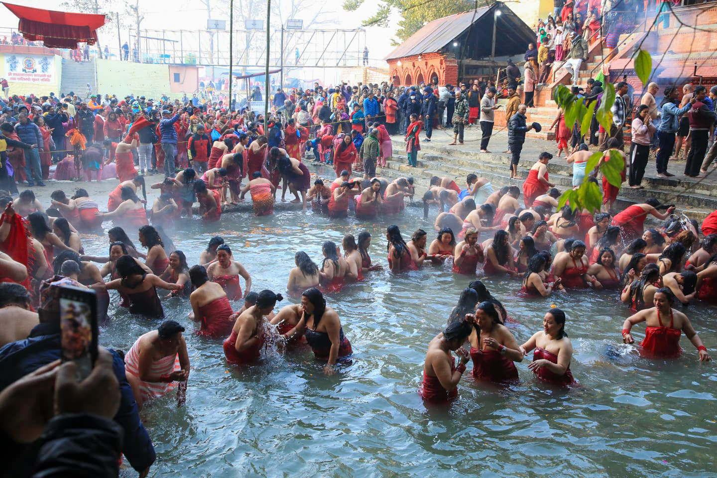 शालीनदीमा स्नान र पूजा गर्नेको घुइँचो (तस्बिरहरू)