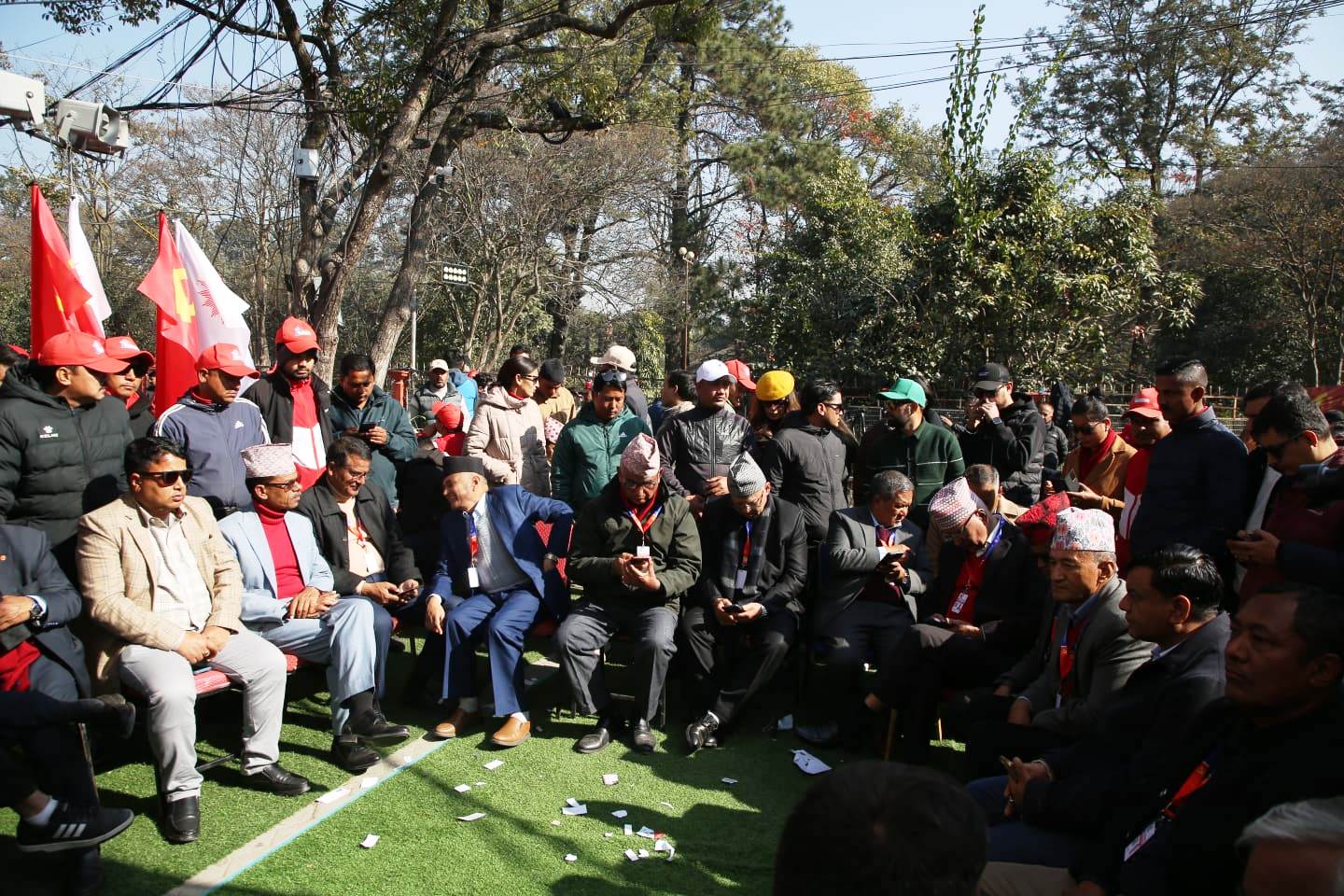 एमाले महाधिवेशनको मत परिणाम कुर्दै नेता–कार्यकर्ता (तस्बिरहरू)