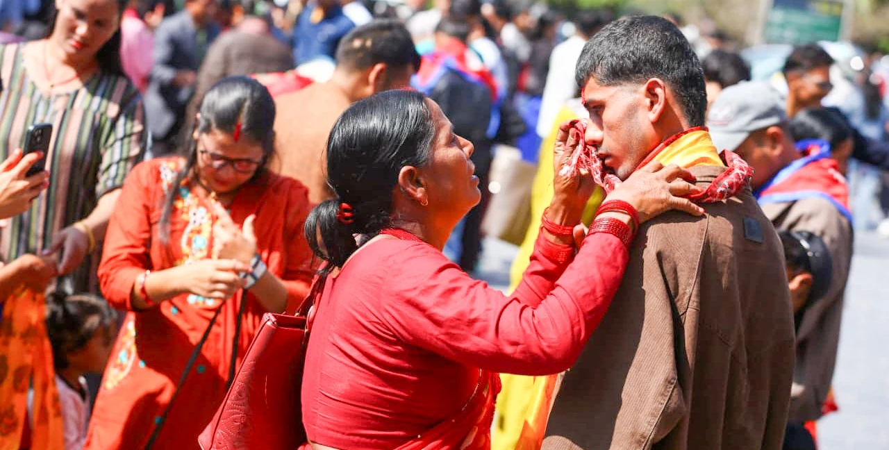 परिवारको खुसीका लागि दशैँमै परदेशिँदै युवा, विमानस्थलमा आँसुसहित बिदाइ (तस्बिरहरू)