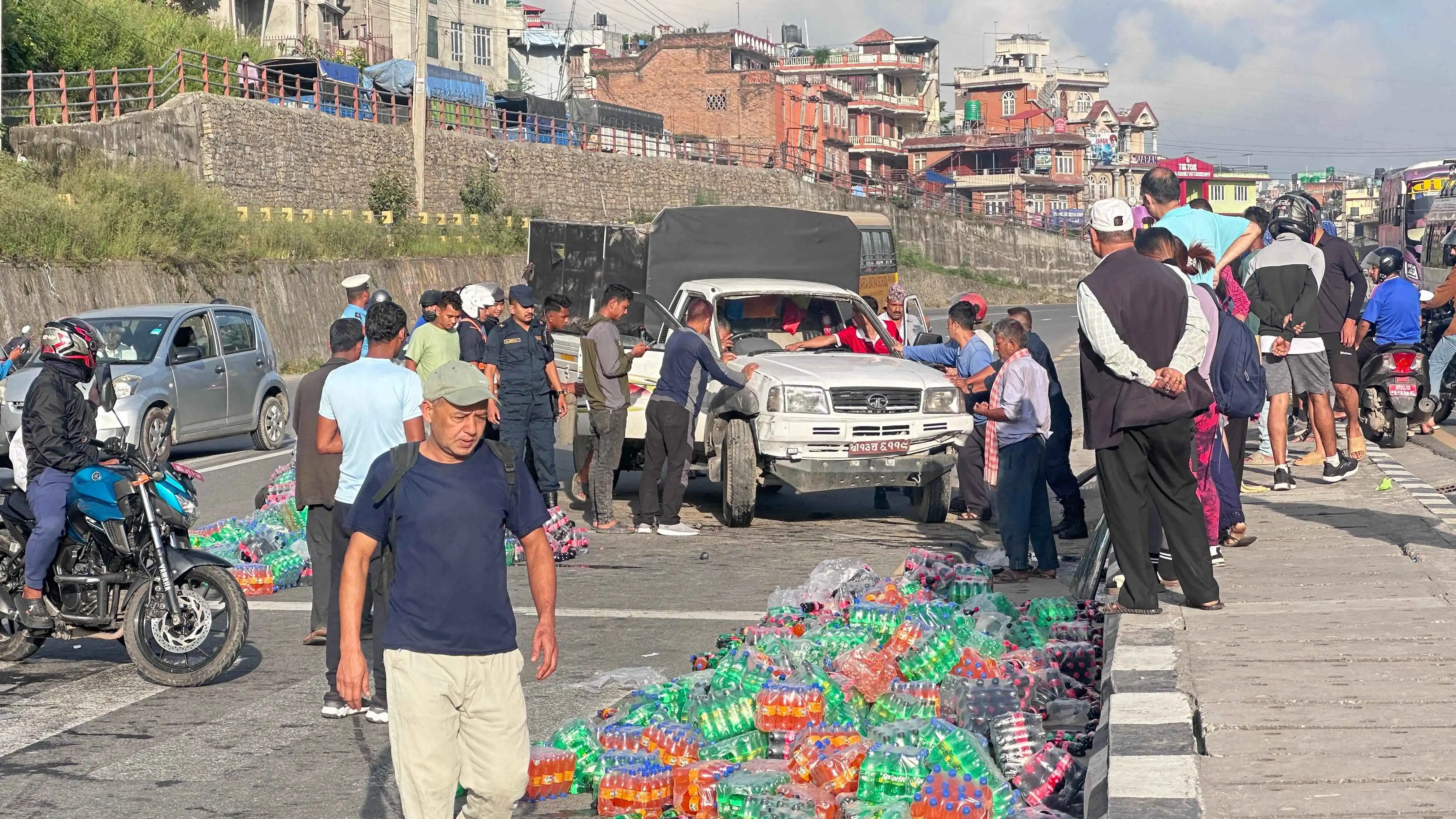 कलङ्की नजिकै कोल्डड्रिंक्स बोकेको पिकप भ्यान दुर्घटना