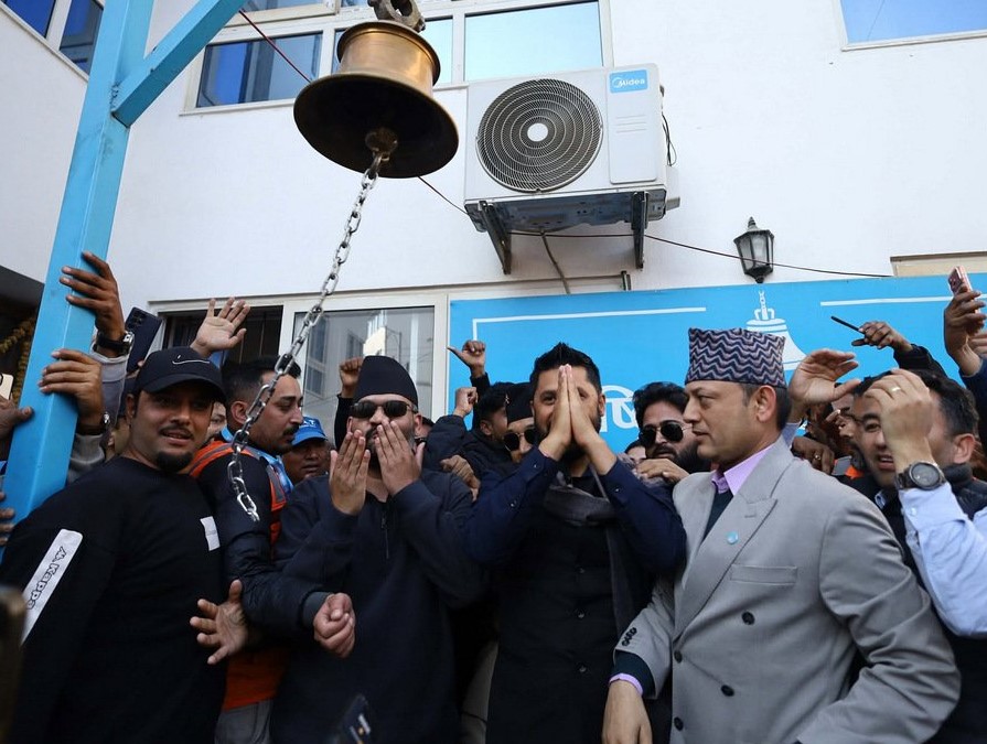 बालेन घण्टीघर पुगे  बरिष्ठ नेताको पदभार ग्रहण गरे ,  कार्यकक्षमा केहीबेर बसेर  बाहिरिए