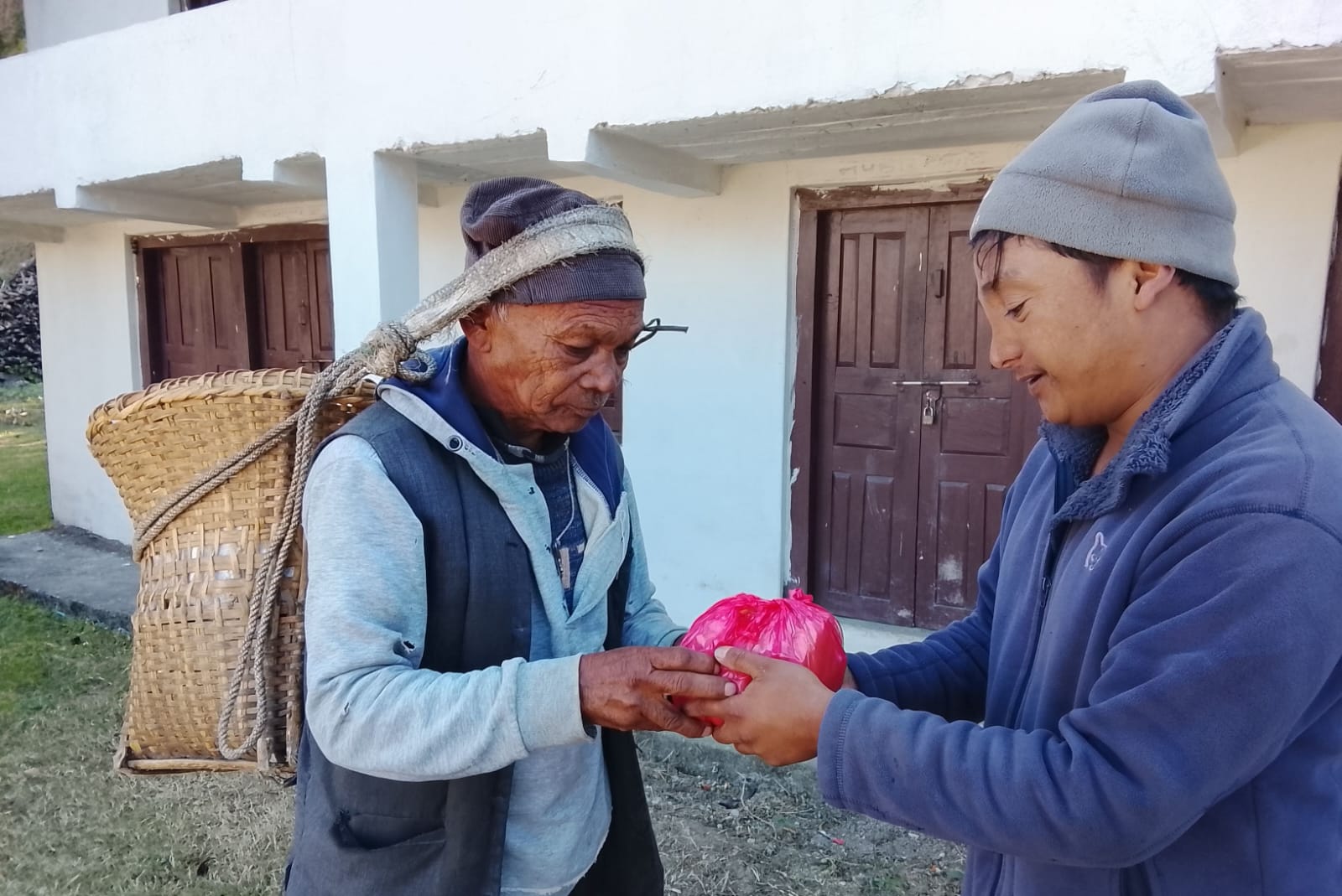 ‘पाउरोटी बड्डा’ : जो डोकोमा पाउरोटी बेचेर मासिक ५० हजार कमाउँछन्