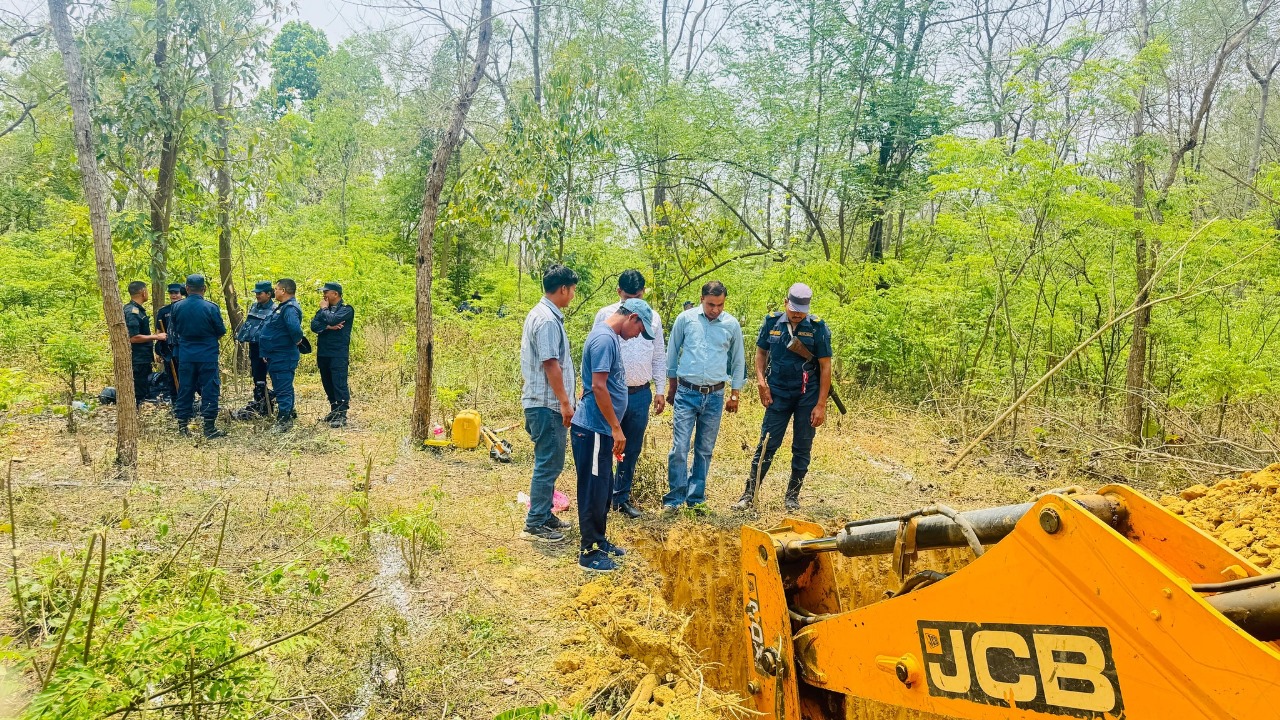 कोहलपुर– सुर्खेत १३२ केभी विद्युत प्रसारण लाईन बिस्तार, स्थानीयको अवरोध रोक्न सुरक्षाकर्मी परिचालन