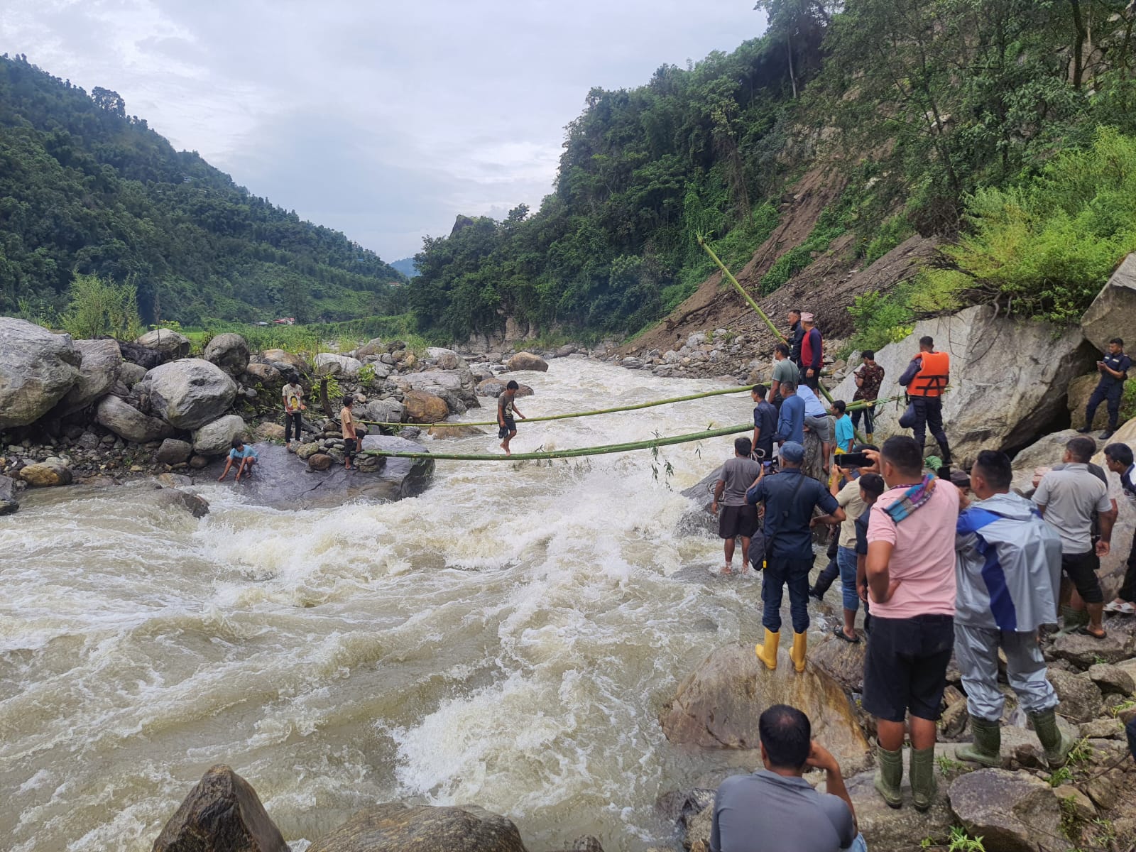 बाढीको कारण खोलामा फसेका ४ जना मानिसलाई सकुशल उद्धार