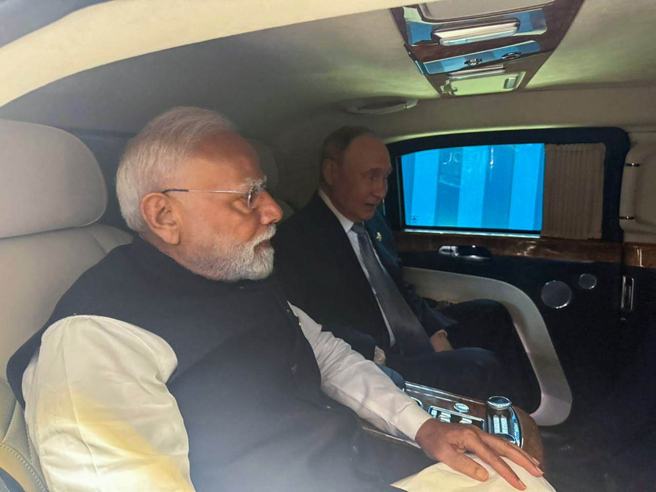 एससीओ शिखर सम्मेलनपछि मोदी र पुटिन एउटै गाडीमा अमेरिकी शुल्कबारे छलफल