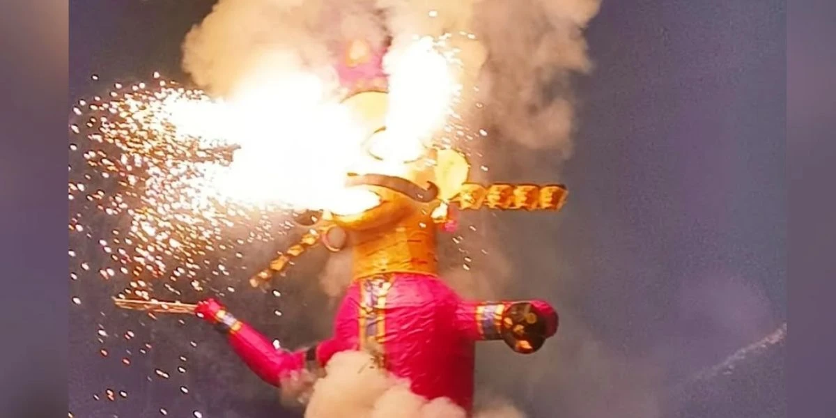महोत्तरीमा ५१ फिट अग्लो रावणको पुतला दहन गर्दै मनाइयो रावणवध उत्सव