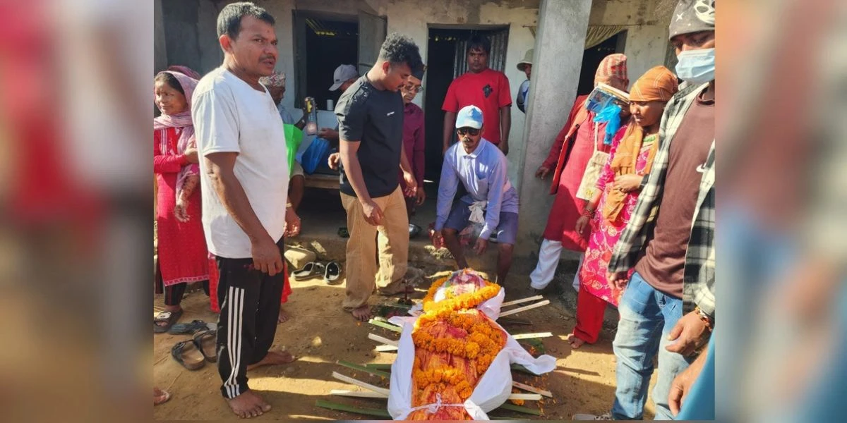 कमाउन गएका छोरा भोटेकोशी बाढीमा बेपत्ता, ६० दिनपछि कुशको शव बनाएर अन्तिम बिदाइ