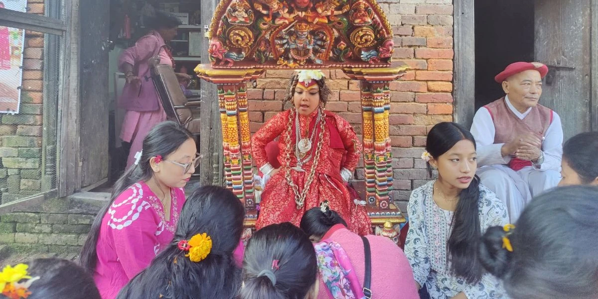 तलेजुमा सर्वसाधारणद्वारा कुमारीको हातबाट टीका ग्रहण, तलेजुलाई देवगृह भित्र्याइयो