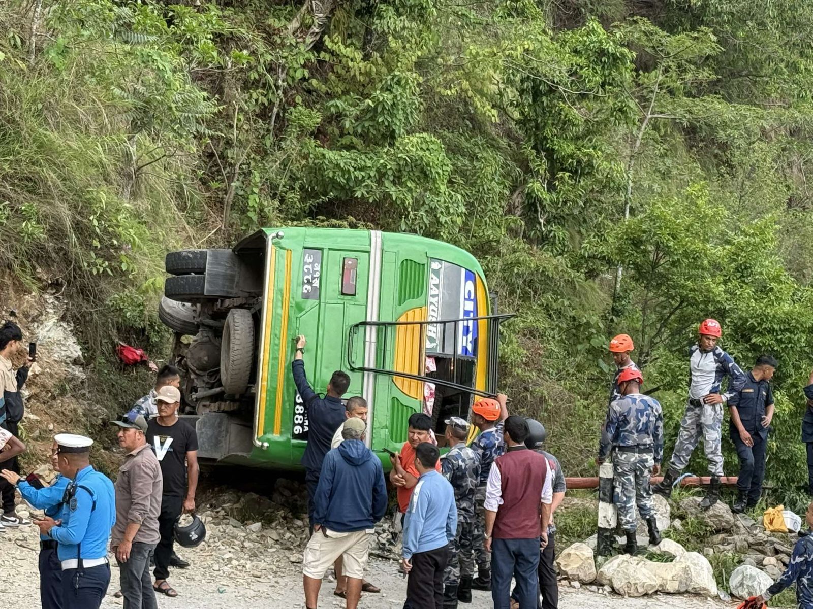पोखरामा नगर बस दुर्घटना हुँदा २२ जना घाइते,  चारको अवस्था गम्भीर