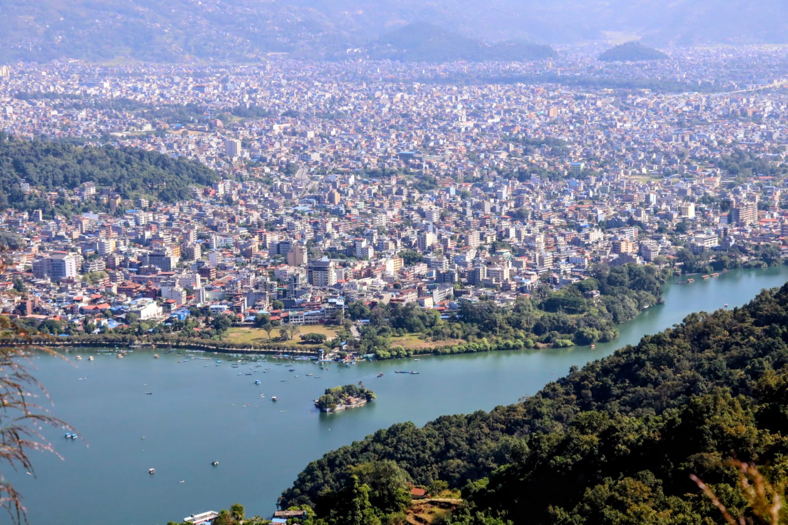 पोखरामा पर्यटकको चहलपहल बढ्यो, होटल ९० प्रतिशतसम्म भरिभराउ