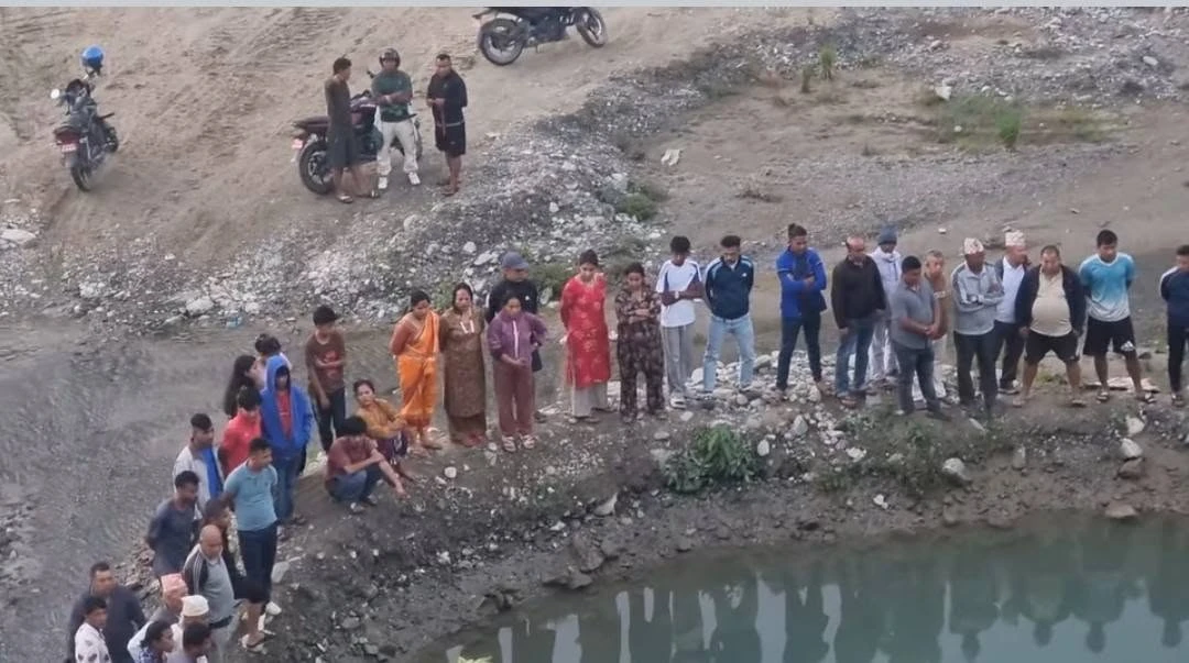 दसैँ मनाउन माइती आएका आमाछोरीको सुनकोशीस्थित क्रसरको पानीपोखरीमा डुबेर मृत्यु