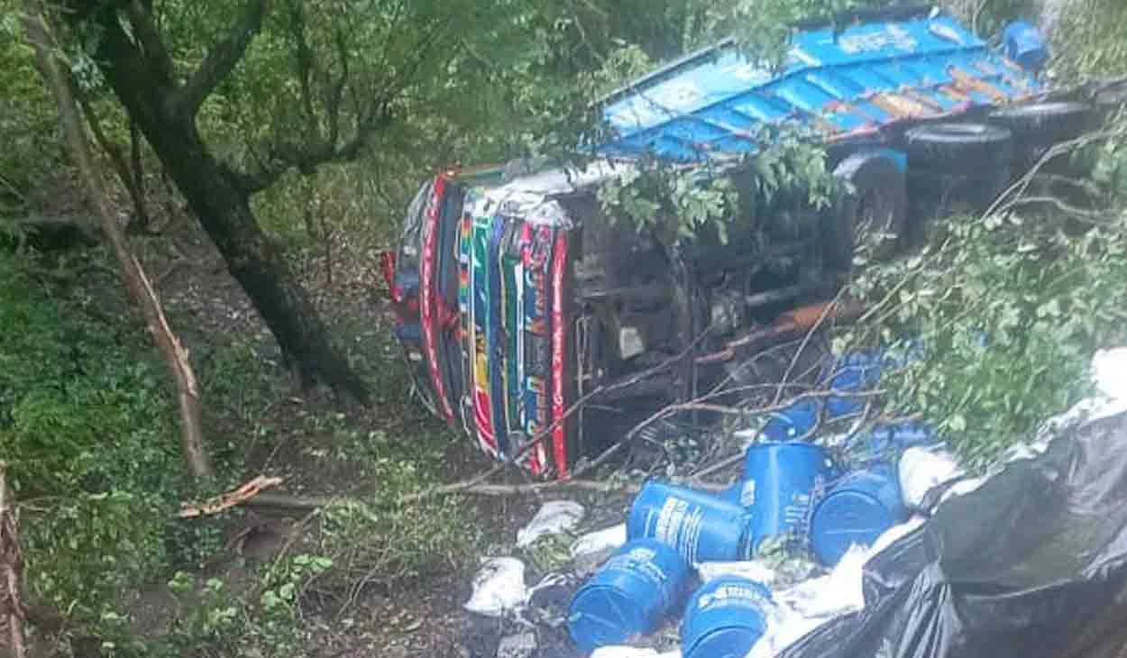 धनकुटाको मुलघाटमा ट्रक दुर्घटना, चालक र सहचालक घाइते