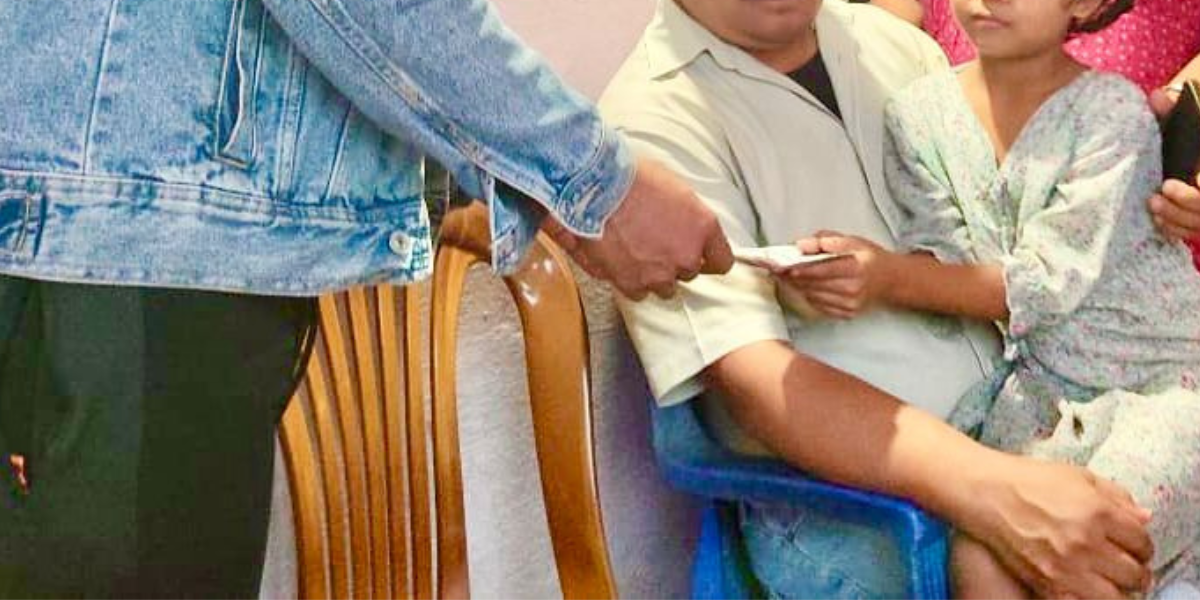 दिवङ्गत चालककी छोरीको शिक्षाका लागि आर्थिक सहयोग