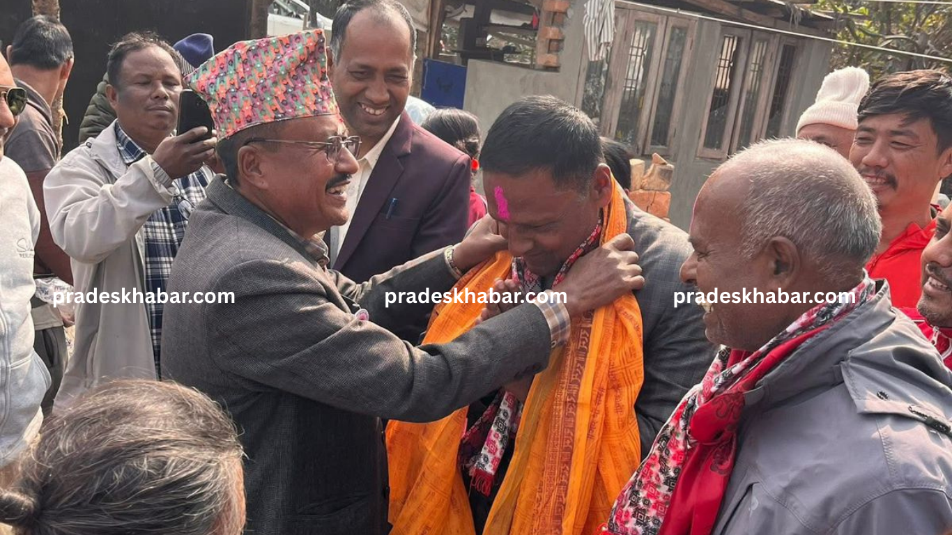 सुनसरी–२ मा मतदाताका गुनासो सुन्दै कोइराला, पूर्वमेयर तथा एमाले नेता चौधरीले खादा लगाएर दिए विजयको शुभकामना
