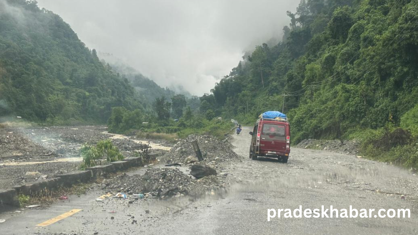 अविरल वर्षाले कोशी राजमार्ग र मध्यपहाडी लोकमार्ग अवरुद्ध
