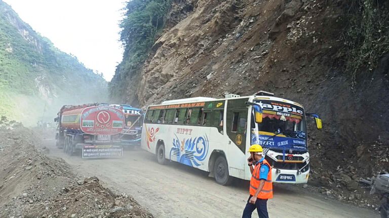 चितवनमा सवारी सञ्चालनमा रोक, यात्रुलाई होटेलमा ७५ प्रतिशत छुट