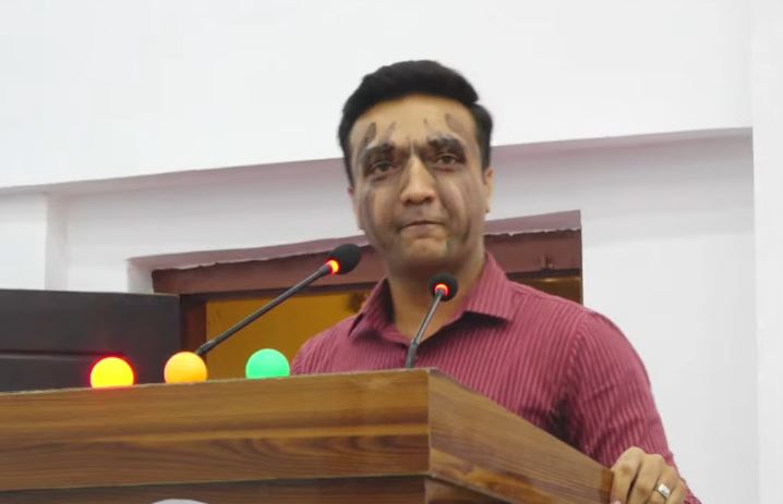 मधेश प्रदेशसभामा सांसदले आफ्नै मुखमा कालो मोसो दले