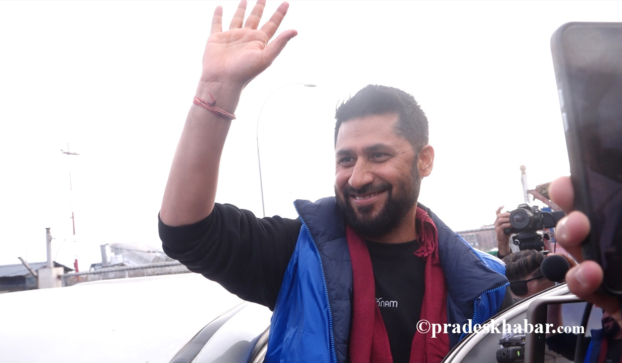 काठमाडौं आइपुगे रवि लामिछाने, विमानस्थलमा नाराबाजीसहित स्वागत