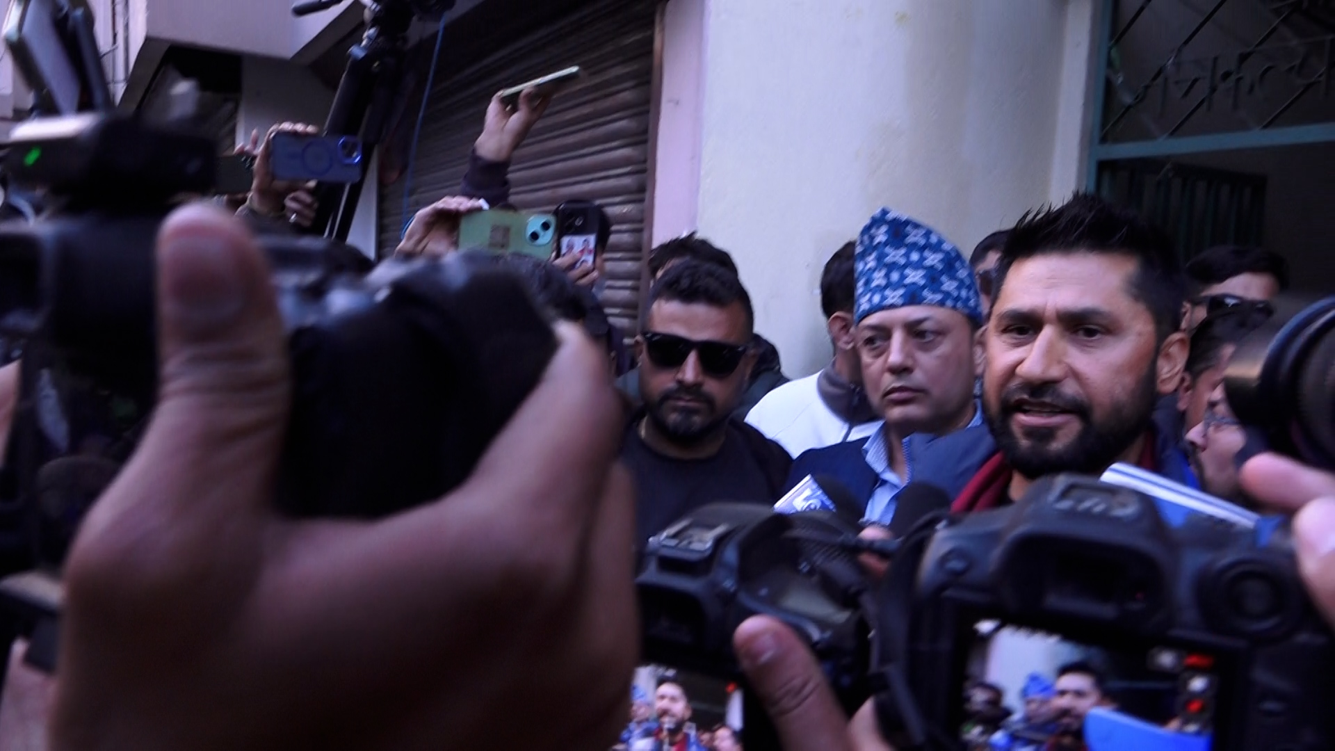 जेन–जी आन्दोलनका शहीद परिवारसँग रविको भेट, न्याय नपाएसम्म साथ रहने प्रतिबद्धता