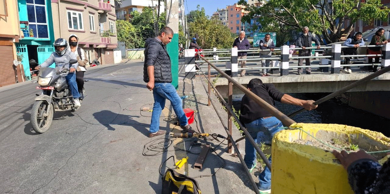 धोबीखोला करिडोरमा लगाइयो फलामे बार