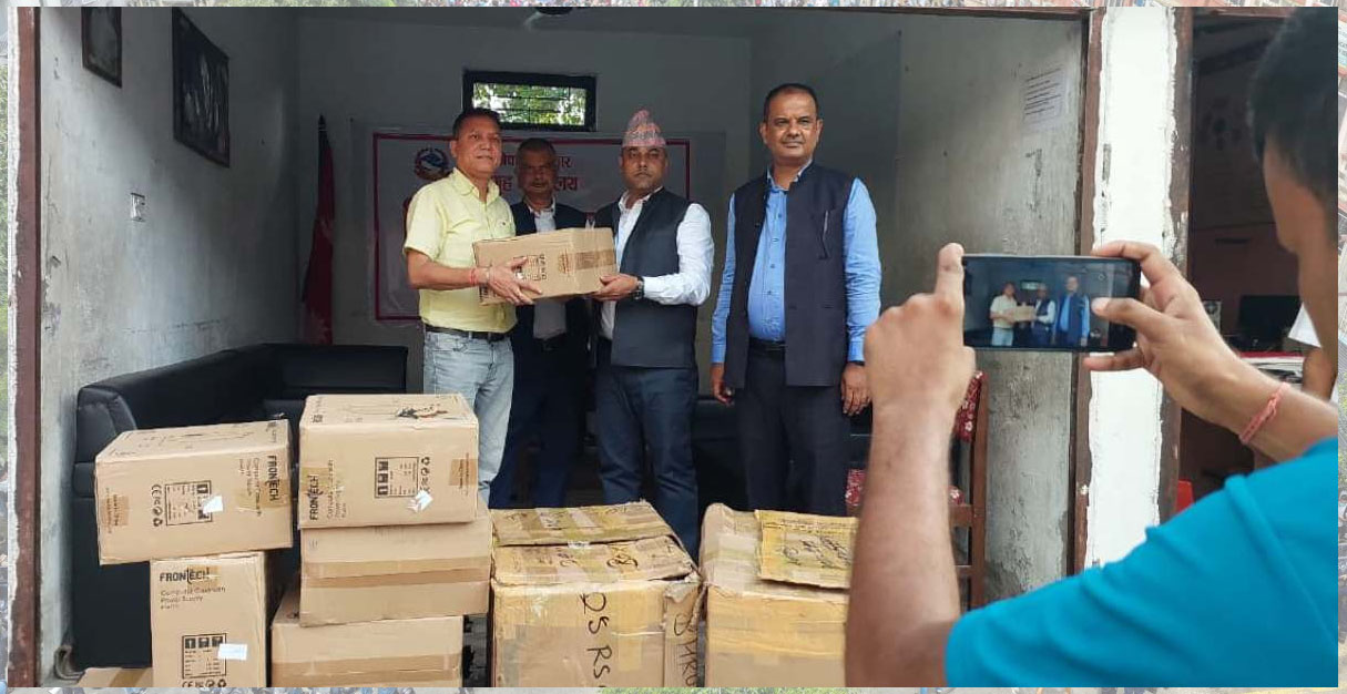 मोरङ प्रशासनलाई उद्योगी राजेन्द्र राउतद्वारा १० थान कम्प्युटर सहयोग