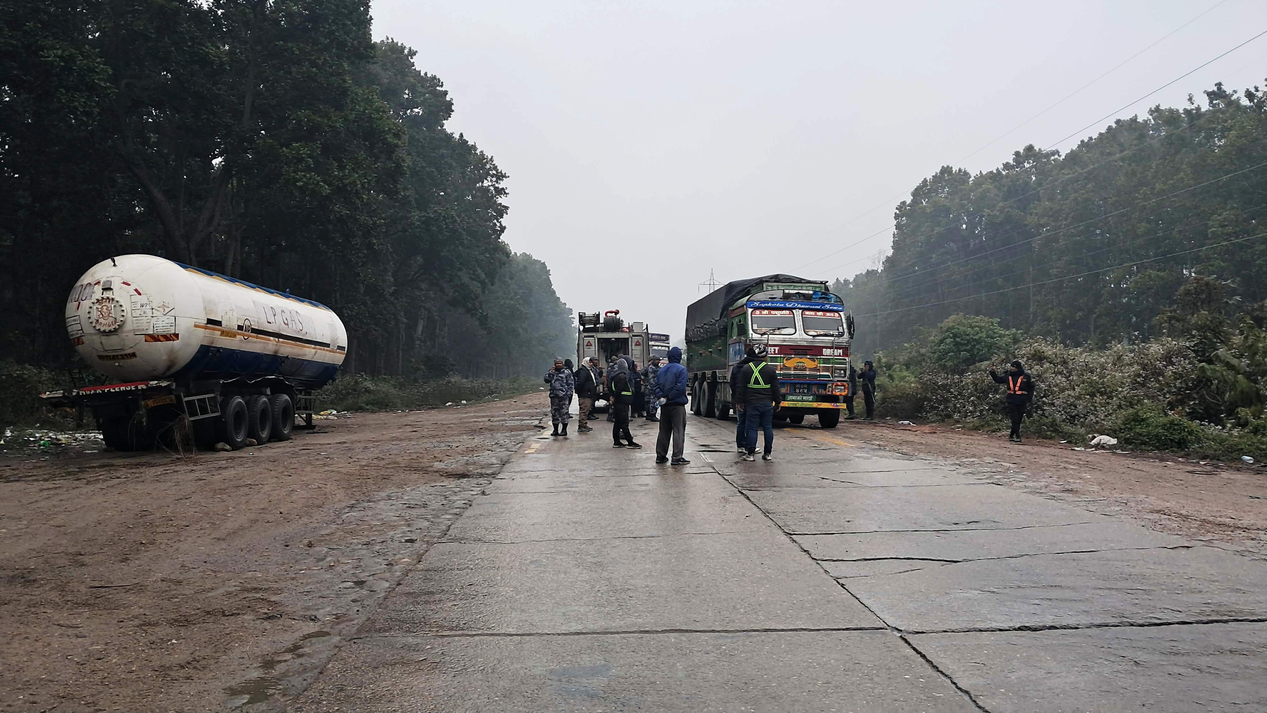 अवरुद्ध महेन्द्र राजमार्ग २४ घण्टापछि सञ्चालन