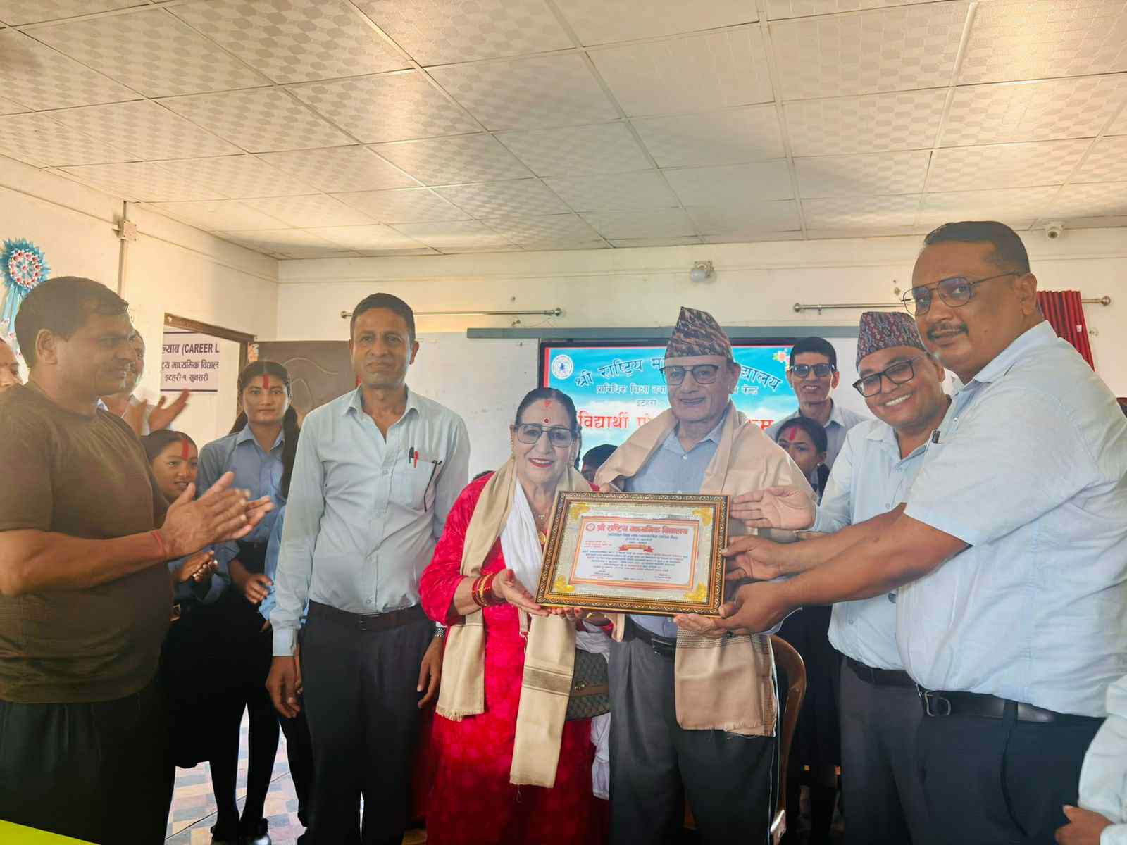 पूर्वविद्यार्थीद्वारा विपन्न विद्यार्थीलाई आर्थिक सहयोग
