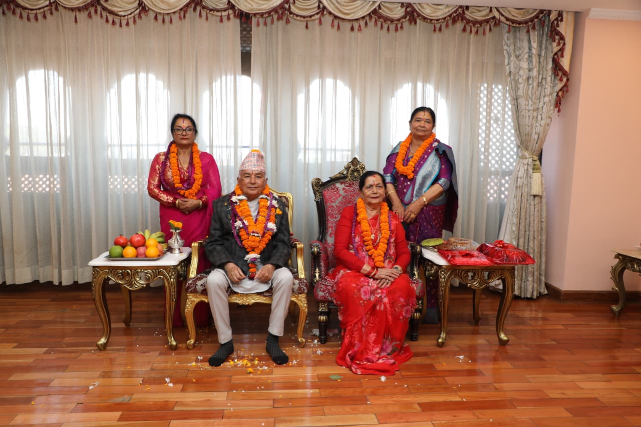 राष्ट्रपति पौडेलद्वारा शुभसाइतमा बहिनीहरूबाट टीका ग्रहण